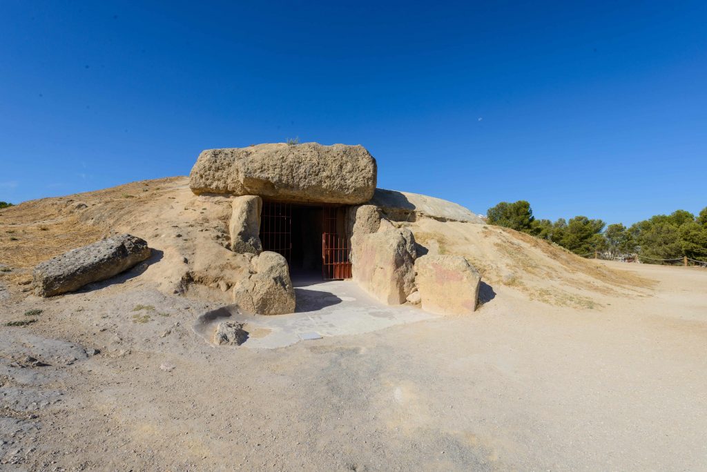Exterior del dolmen de Menga