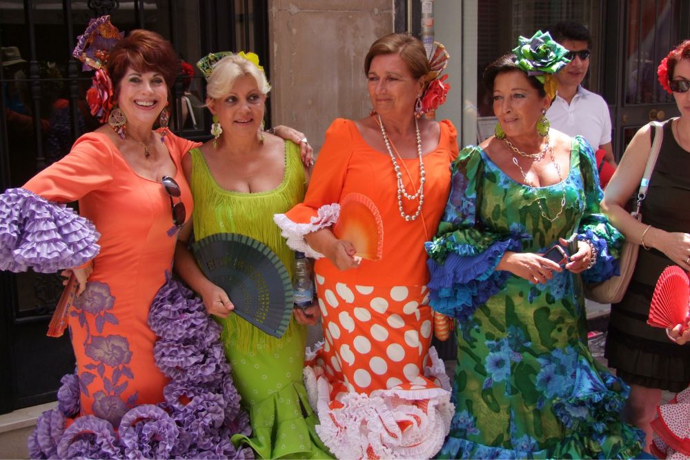 Mujeres vestidas de flamenca en la feria de Málaga