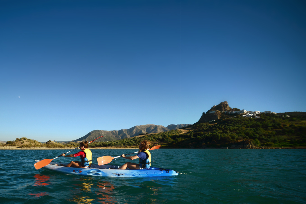 Dos personas en kayak en el embalse de Zahara - EL Gastor